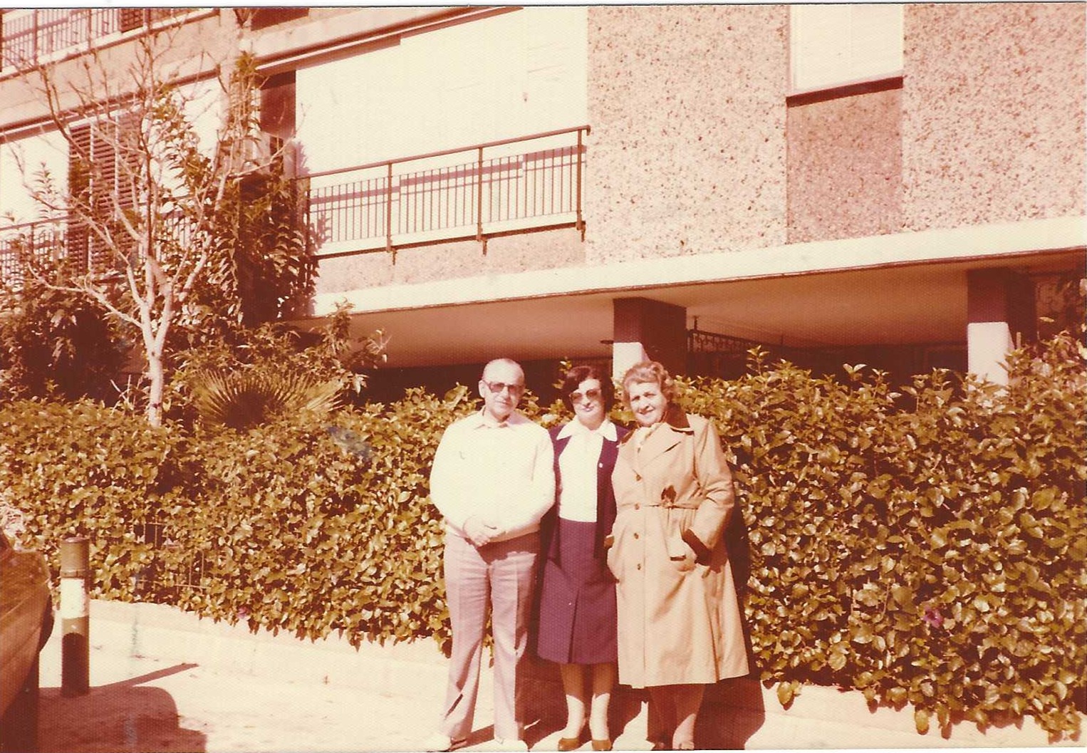 Jean Clarice and Omi (Cecilia Bitter) at the Building Entrance Oppenheimer Nr.14 Ramat Aviv