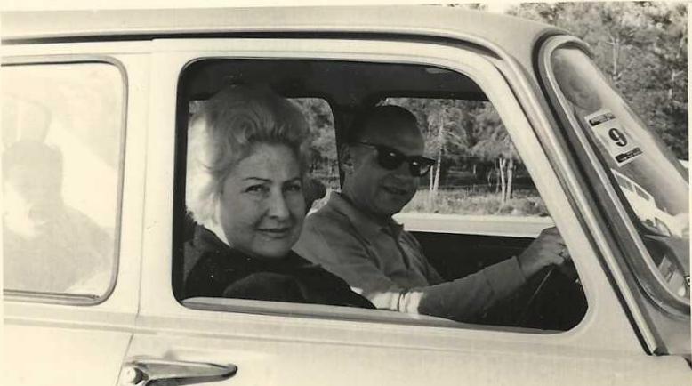 Poldina and Jean in the Renault 8 1967